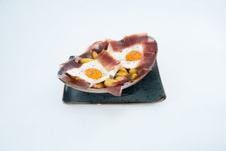 Huevos Rotos Trufados Con Jamón