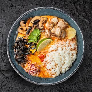 Суп Том Ям пряний карі з куркою та паровим рисом