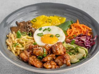Bibimbap z kurczakiem