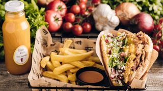 Bułka "Orzeszkura", frytki 200g, sos, lemoniada