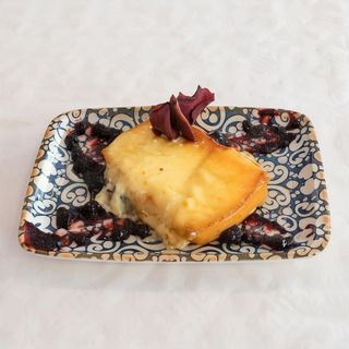 Queso Herreño A La Plancha con mojo verde al cilantro