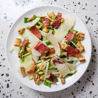 Insalata con mela e speck croccante