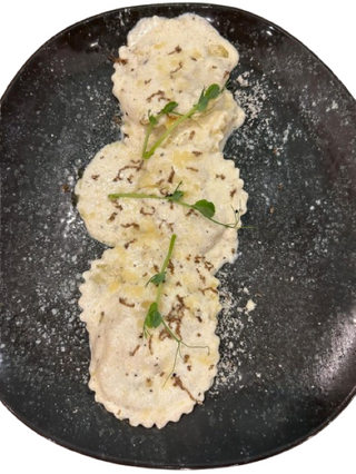 Равиоли с пълнеж от бял трюфел в сос от рикота, трюфел олио и пармезан