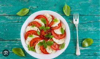 Caprese Mozzarella tomates y albahaca
