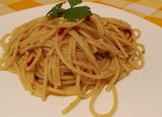 Spaghettoni, aglio, olio peperoncino fondo d acciuga e tarallo sbriciolato