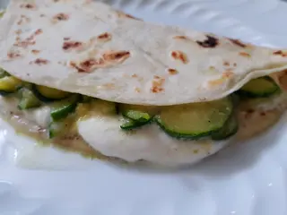 Piadina con mozzarella e verdure