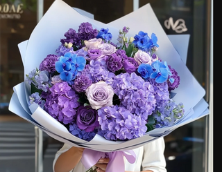Buchet hortensie și trandafiri lila, lisianthus și orhidee albastră