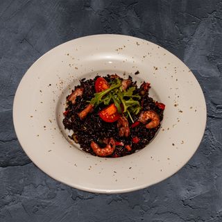 Ризото неро със скариди и сотирани зеленчуци   300г