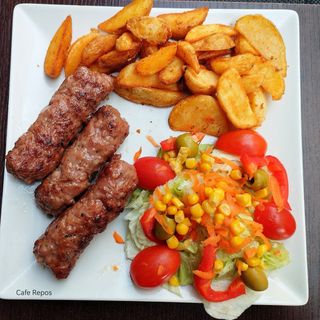 Plato combinado salchichas rumanas