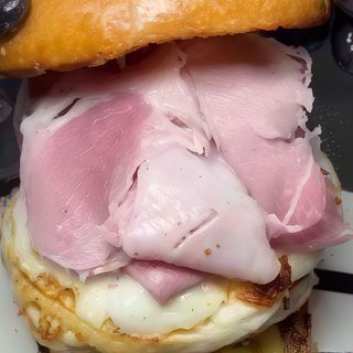 Panino con salsiccia, prosciutto e cheddar