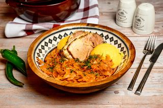 Varză călită cu purcel și mămăliguță