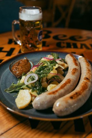 Bratwurstel bijela kobasica sa krompir salatom