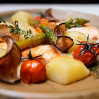 Salmón A La Plancha Con Espárragos Trigueros