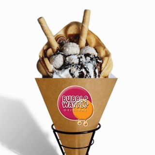 Gofr bąbelkowy z bitą śmietaną i polewą z białej czekolady