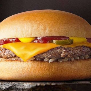 Cheeseburger s pomfritom i piće