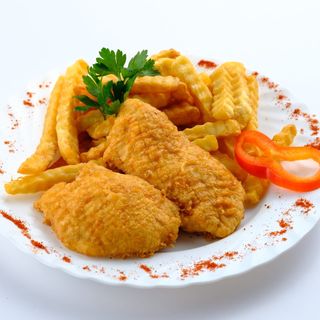 2 porți de șnițel de pui+ 2 porți de cartofi prăjiți