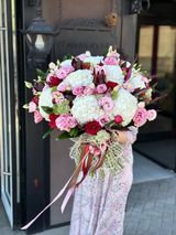 Buchet (2026) din 9 hortenzii albe, trandafiri, eustoma si verdeata decorativa