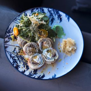 Рол з вугром та манго