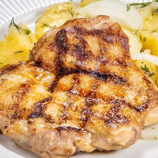 Пилешка пържола от бут с кожа (250г)