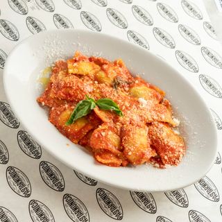 Ravioli di ricotta di pecora, spinaci al pomodoro e basilico