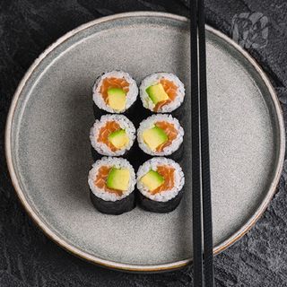 Макі з лососем і авокадо (150г)