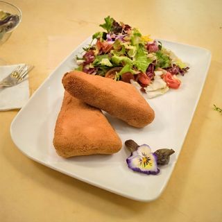 Cașcaval pane cu salată