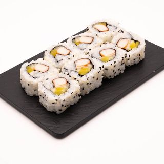 Uramaki de surimi aguacate