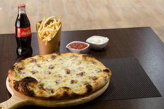 Menù pizza con Coca-Cola Lattina 330 ml e patatine 