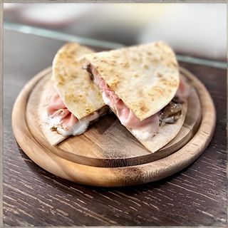 Piadina con prosciutto cotto, funghi, mozzarella e maionese