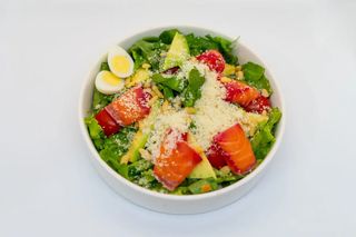 Salata cu somon si avocado in sos de citrice