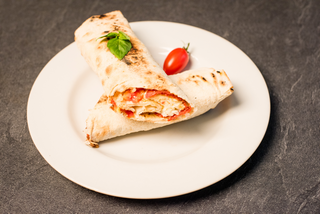 Sendvis rulat cu salam picant 400g