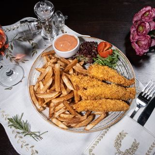 Crispy de pui cu cartofi prăjiți și sos rosa