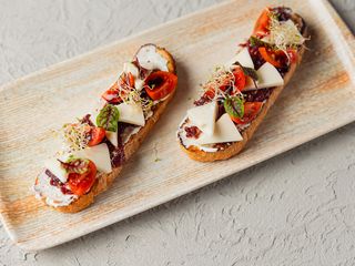 Брускети з козячим сиром і карамелізованою цибулею (250g)