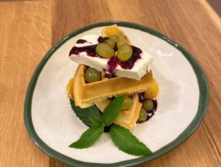 Вафля з ягідним соусом та фруктами (260g)