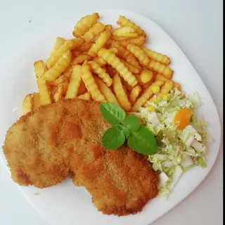 Schabowy z frytkami i surówką