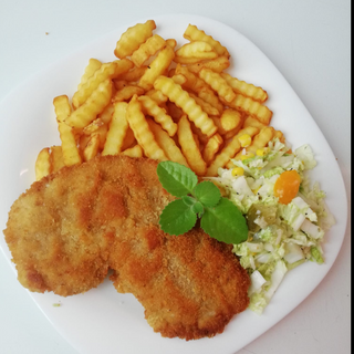 Schabowy z frytkami i surówką