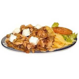 Ternera kebab en plato con queso
