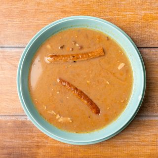 Čorbast pasulj sa kobasicom, kupus salatom i somunom