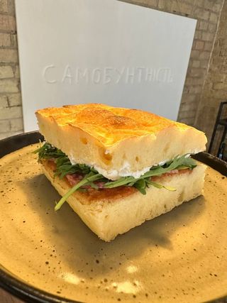 Фокача сендвіч з салямі