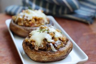 Cogumelos na Telha com Lascas de Parmesão e Cebolinho