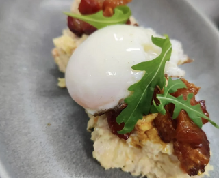 Ensaladilla 100% Calisto con torreznos