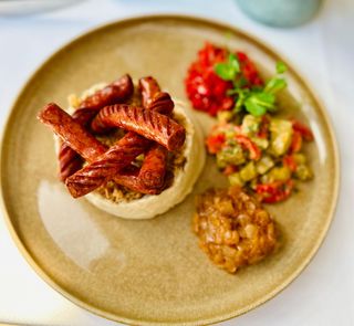 Mousse de fasole batuta cu carnati si paine de casa