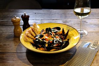 Midii cu roșii proaspete, usturoi și pătrunjel, pită