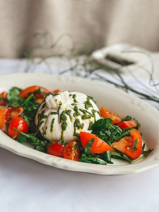 Салат с бураттой и рукколой