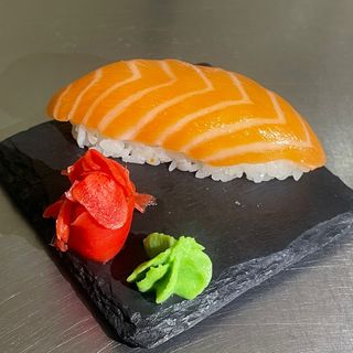 Սուշի սաղմոնով