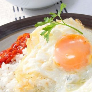 Arroz a la cubana con salsa de tomate y huevo frito 