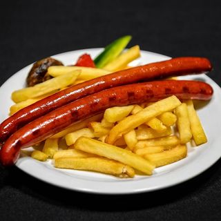 2 porti de cărnat + 2 porti de cartofi prăjiți