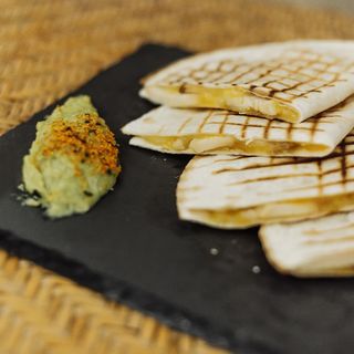 Quesadilla de Pollo y cebolla caramelizada