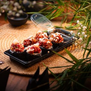 Roll with beef tartare and cranberry-juniper sauce