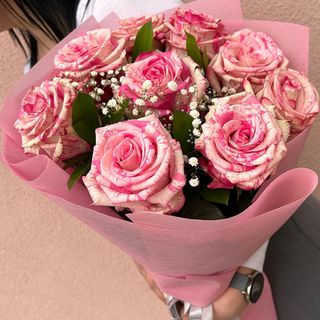 Букет от 9 рози със зеленина